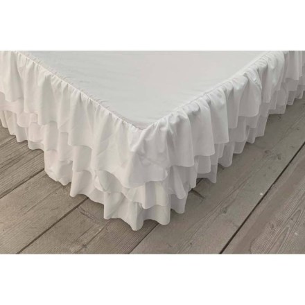 Vestiletto matrimoniale shabby chic con tre volant, serie Ruffle di Blanc Mariclò. Vista angolare su letto